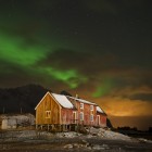 Kurzes Nordlicht in Henningsvaer, Lofoten