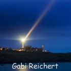 strahlender Leuchtturm St Mathieu bei Nacht, Bretagne, Frankreich