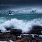 Wintersturm und Wellen auf dem Lofoten