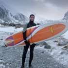 Lofoten Surfer in der Kälte
