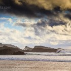 Felsen und Wellen mit Wolken
