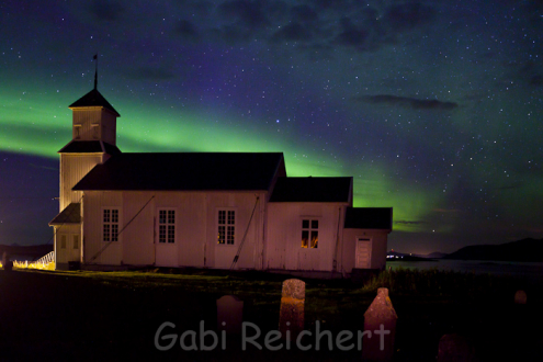 Gimsoy Kirche und Nordlicht, Lofoten, Norwegen