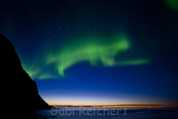 Nordlicht und Sonnenuntergang auf den Lofoten, Norwegen