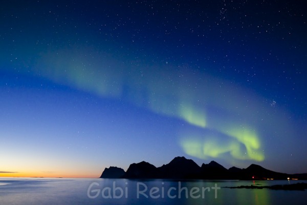 Nordlicht im Sonnenuntergang, Lofoten, Norwegen