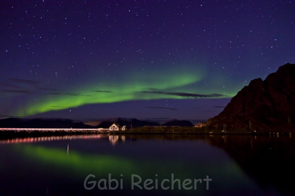 Nordlicht und Spiegelung, Henningsvaer, Lofoten