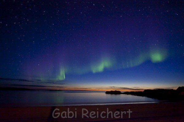 Nordlicht über dem Strand von Hov, Lofoten, Norwegen