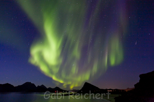 starkes Nordlicht im September auf den Lofoten, Norwegen