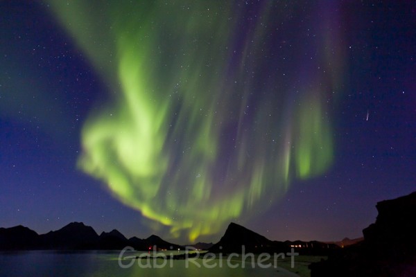 starkes Nordlicht im September auf den Lofoten, Norwegen