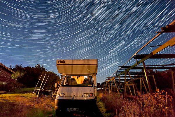 Sterne über dem Wohnmobil, Norwegen