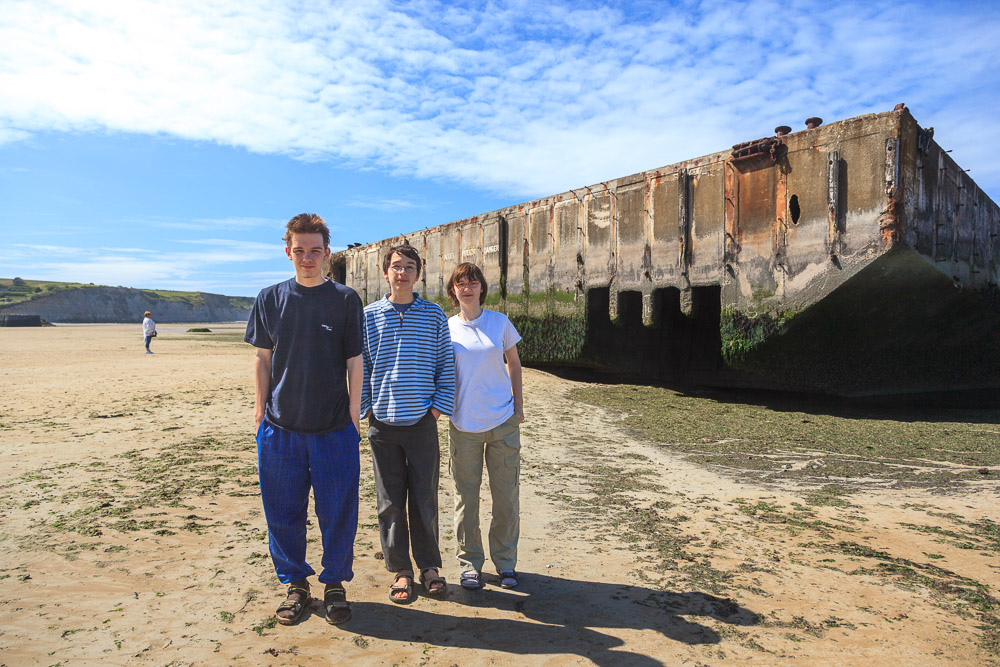 Unsere Kids von den Bunkeranlagen am Strand von Arromanches, Normandie