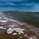 Wellen und Eis am Strand von Argab