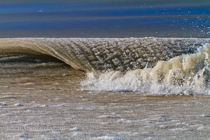 Welle aus eisigem Matsch