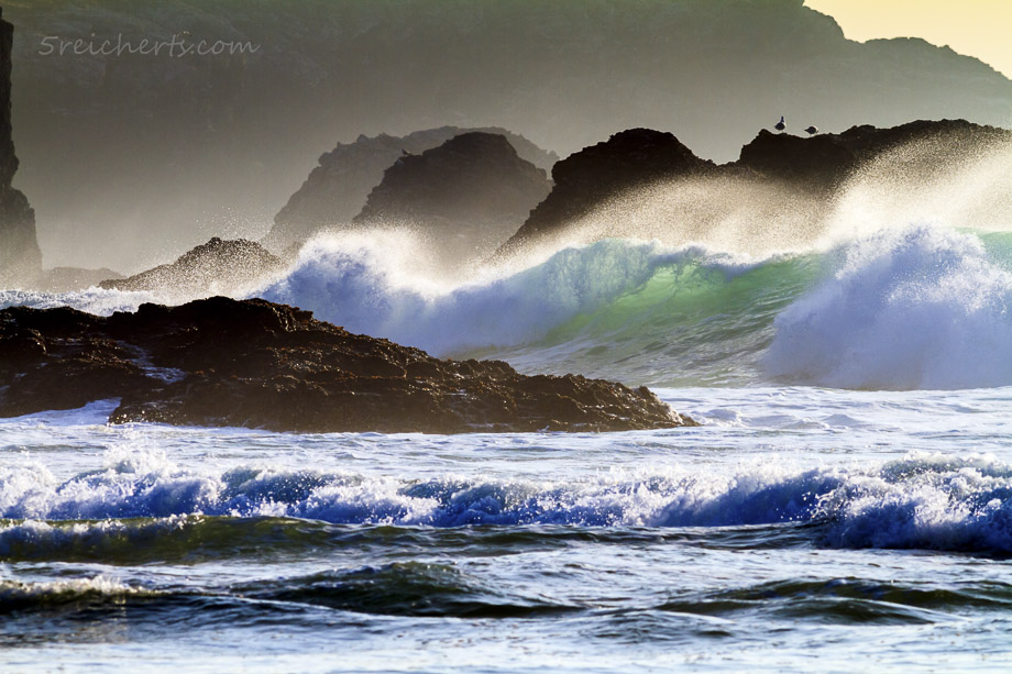 Strand von Donnant, Belle Ile. Diese Bild lebt von zwei Effekten: der verdichtenden Wirkung des langen Teles, und der kurzen Belichtungszeit, welche die Wellen und die fliegende Gischt scharf abbildet.