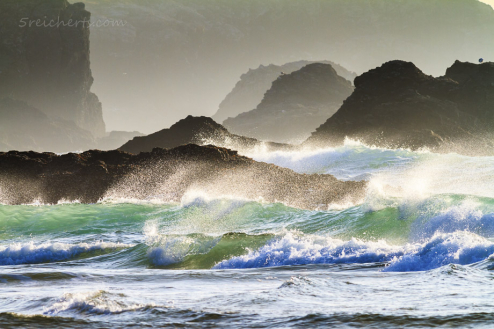 Strand von Donnant, Belle Ile. Diese Bild lebt von zwei Effekten: der verdichtenden Wirkung des langen Teles, und der kurzen Belichtungszeit, welche die Wellen und die fliegende Gischt scharf abbildet.