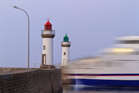 Einfahrt der Fähre in den Hafen von Le Plalais, Belle Ile, Bretagne, Frankreich
