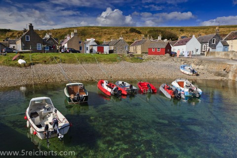 farbenfroher Hafen, Schottland