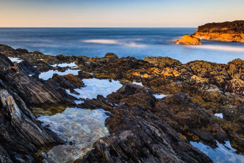 Küstenlandschaft mit Gezeitentümpeln, Portsoy, Schottland