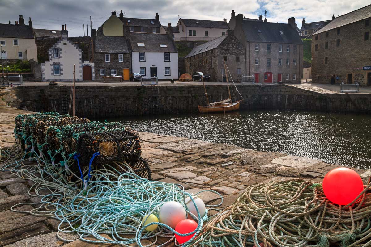 Fischernetze und Bojen im Hafen von Portsoy, Schottland