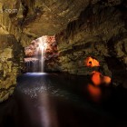 der Wasserfall in der Höhle