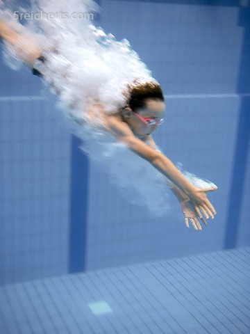 Kopfsprung im Schwimmbad