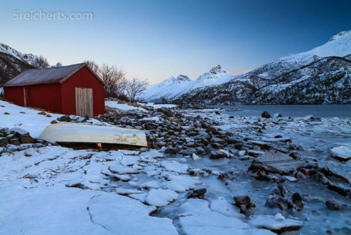 Bootshaus im Fjord, Lofoten