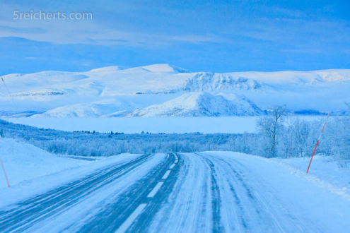 winterliche Strasse durch Lappland