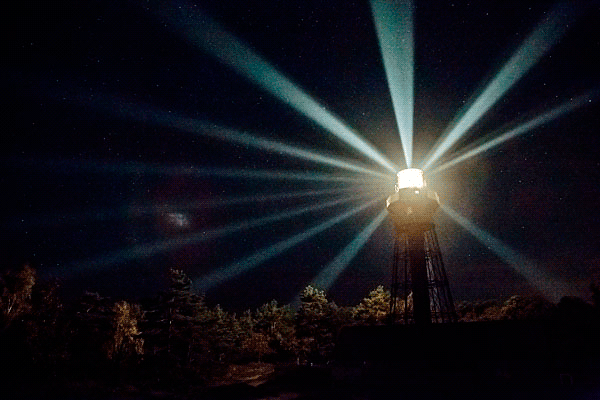 Drehendes Licht des Leuchtturms Sandhammaren
