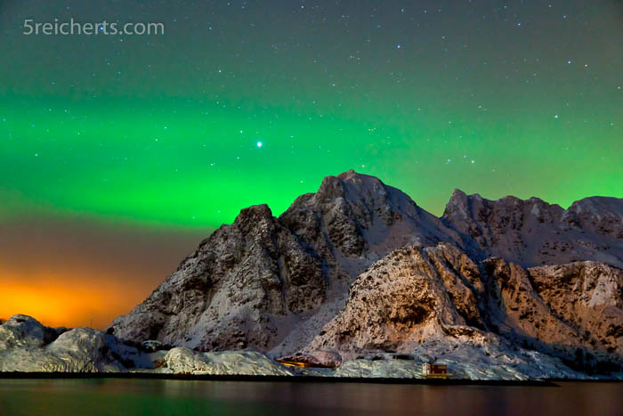 Wann und wo kann man Polarlichter sehen? Polarlicht bei Henningsvaer, Lofoten, Norwegen