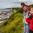 Unsere Kinder über dem Hafen von Dover