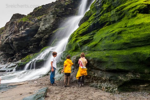 Wasserfall fällt direkt ins Meer, Tintagel, Cornwall