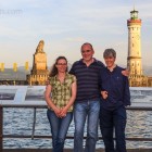 Elke, Jürgen und Gabi vor dem neuen Lindauer Leuchtturm und dem bayrischen Löwen