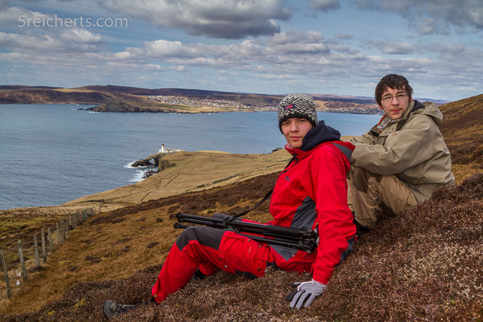 Esra und Noah bei der Wanderung auf Bressay, Shetland