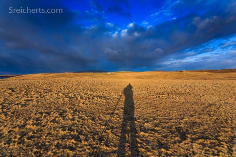 Lange Schatten bei der Wanderung in Eshaness