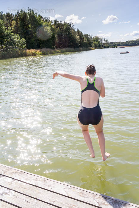 Amy springt mutig ins Wasser