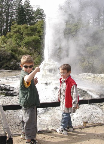 Als kleine Kinder erkundeten wir bereits Geyiere in Neuseeland.