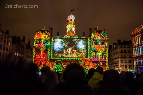 Das angestrahlte Rathaus von Lyon im Lichterfest
