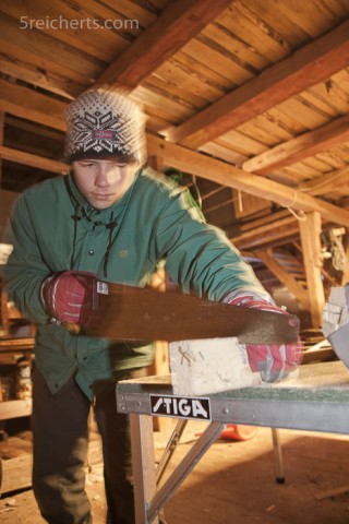 In Schweden arbeite ich mit einem Freund zusammen viel mit Holz.