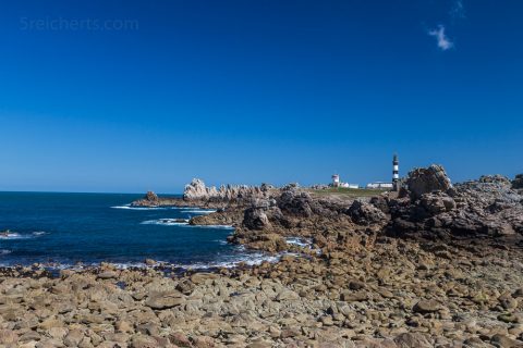 Am Pointe de Pern, Felsenstrand