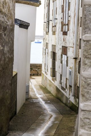Irgendwann kommt man immer zum Meer, enge Gassen auf der Ile de Sein