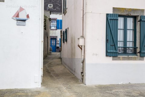 Die engen Gassen sind auch ein guter Windschutz, Ile de Sein, Bretagne