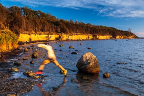 Der Naturstrand in der Nähe des Hafens