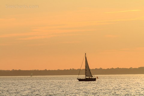 Segelboot im Abendlicht