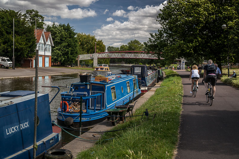 Die typischen Narrowboats in Cambridge