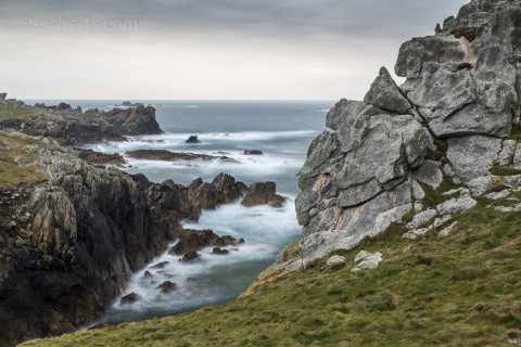 Felsenküste auf Ouessant, regnerischer Tag
