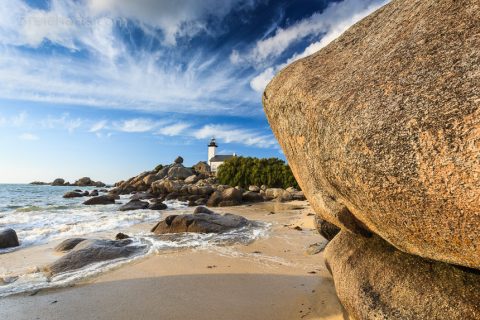große Granitfelsen und der Leuchtturm Pontusval