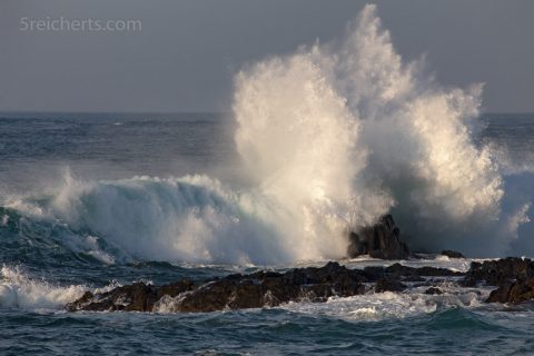 Wellen vor dem Phare de la Jument, Île d'Ouessant, Bretagne