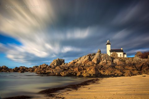Wind und Wolken am Leuchtturm Pontusval