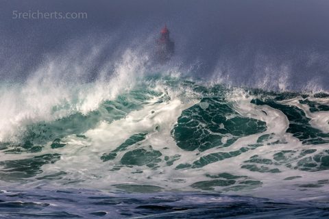 Wellen vor dem Phare de la Jument, Île d'Ouessant, Bretagne