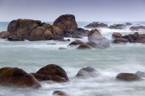 Regenwetter, Langzeitbelichtung und Felsen, Pontusval