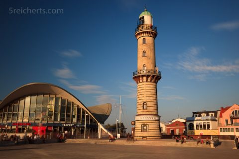 Der Leuchtturm von Warnemünde und der Teepott